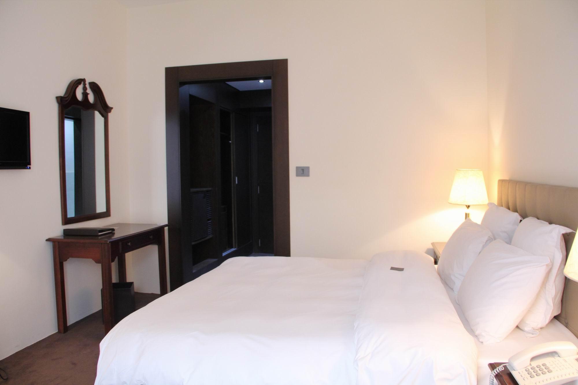 Napoleon Hotel Beirut Esterno foto